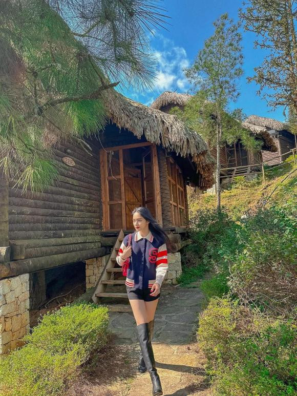 Cho đến mới đây, trên trang Facebook cá nhân, Hương Giang đã đăng tải loạt ảnh xinh đẹp ngút ngàn khi đi du lịch. Cô nàng chọn cho mình một bộ trang phục khá đơn giản nhưng cũng đủ làm tôn lên vóc dáng vượt trội. Bên cạnh đó, nhan sắc và thần thái của nàng Hậu cũng nhận được rất nhiều lời khen.