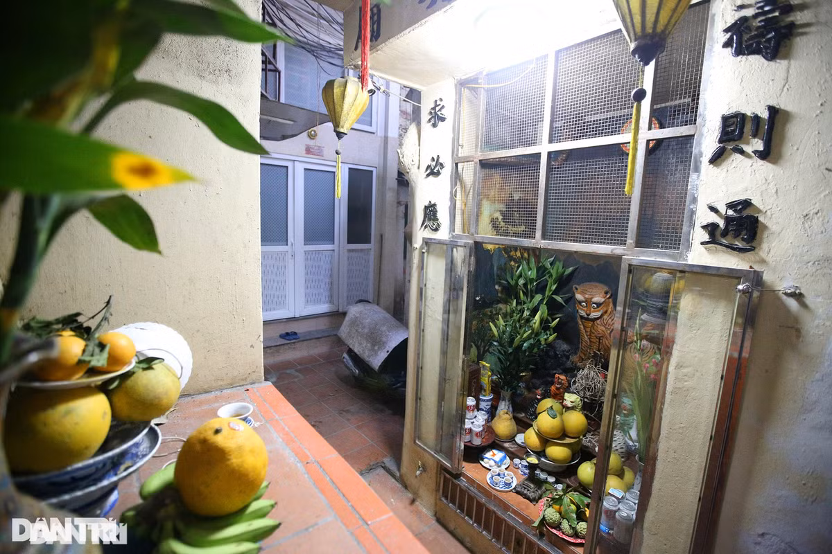 Cũng là một ngôi đình thờ tổ nghề tại số 2 phố Hàng Nón (Hoàn Kiếm), nằm sâu trong ngách nhỏ chật chội giữa hàng chục hộ dân cư là đình Hàng Thiếc thờ Thánh sư - vị thần sinh ra nghề thiếc. Đình có tên chữ là "Đông Thổ Cổn Y".