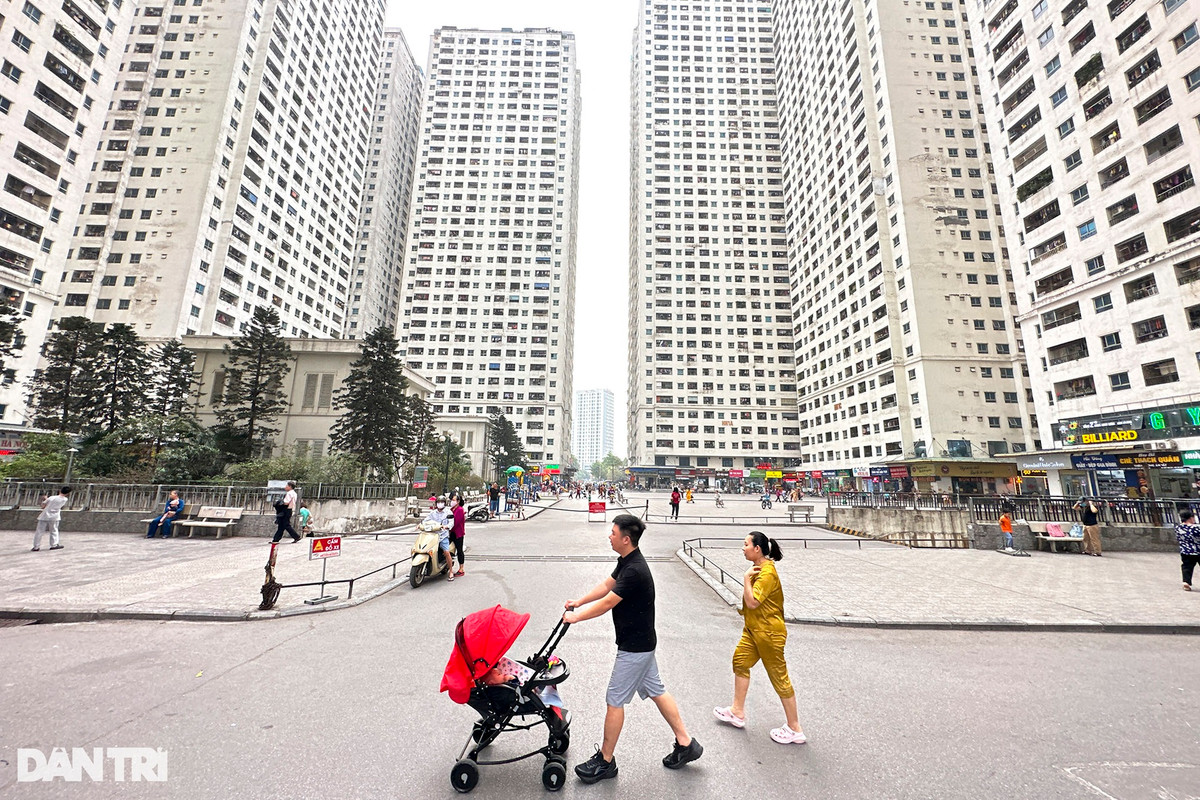 Tổ hợp cao tầng HH ở Linh Đàm (phường Hoàng Liệt, Hoàng Mai, Hà Nội) gồm 12 tòa chung cư, mỗi tòa 35 đến 41 tầng (20 căn hộ/tầng). Mỗi tổ hợp được xây dựng thành 3 đơn nguyên A,B,C với tổng số khoảng 8.500 căn hộ