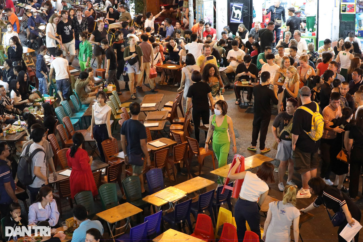 Tại khu vực phố cổ, trung tâm của các hoạt động ăn chơi chính là ngã 4 Tạ Hiện - Lương Ngọc Quyến, nơi đây còn giữ được nhiều kiến trúc cổ trong không gian hẹp đặc trưng của Hà Nội. Vào buổi tối có rất nhiều hoạt động phục vụ du lịch, đặc biệt là dịch vụ ăn uống sôi động song đã quá tải về không gian.