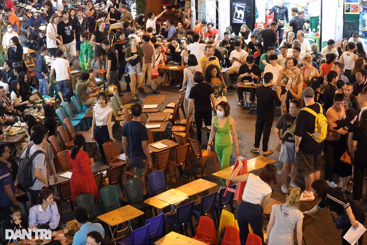 Tại khu vực phố cổ, trung tâm của các hoạt động ăn chơi chính là ngã 4 Tạ Hiện - Lương Ngọc Quyến, nơi đây còn giữ được nhiều kiến trúc cổ trong không gian hẹp đặc trưng của Hà Nội. Vào buổi tối có rất nhiều hoạt động phục vụ du lịch, đặc biệt là dịch vụ ăn uống sôi động song đã quá tải về không gian.