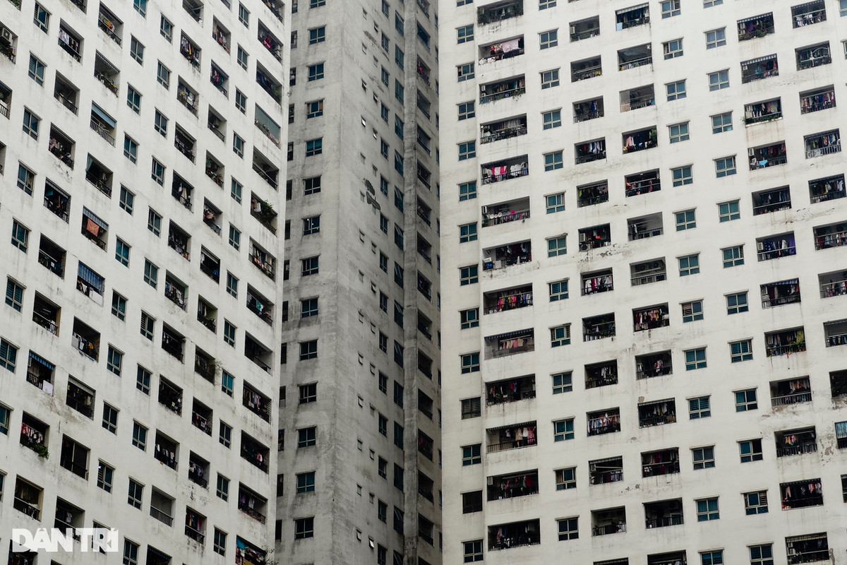 Với mật độ khoảng 9 người/m2, tổ hợp cao tầng HH Linh Đàm trở thành khu chung cư đông nhất Hà Nội, ước tính khoảng 30.000 cư dân, tương đương với một phường.