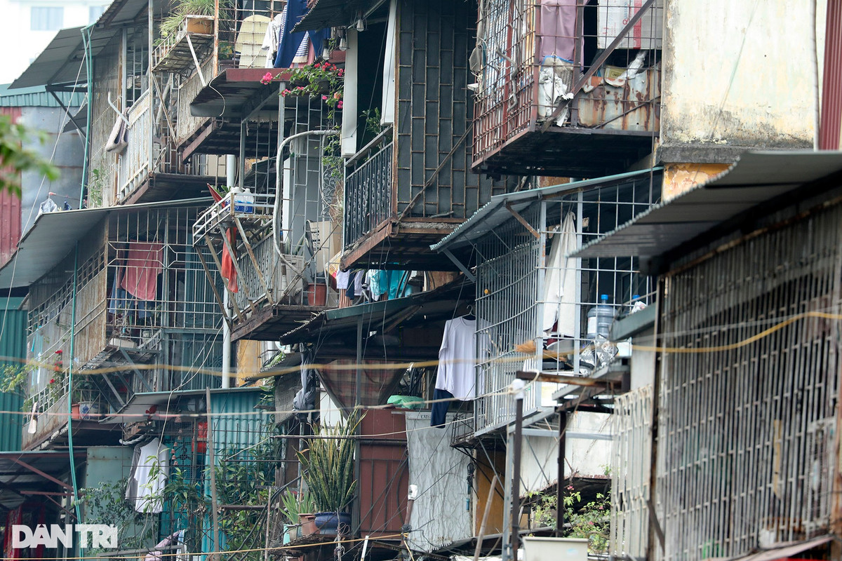 Còn tại các khu tập thể cũ, tình trạng cơi nới rất phổ biến. Nếu so với thiết kế ban đầu, các khu tập thể này không thể nhận dạng được. Ảnh chụp tại khu tập thể Thành Công (Ba Đình).