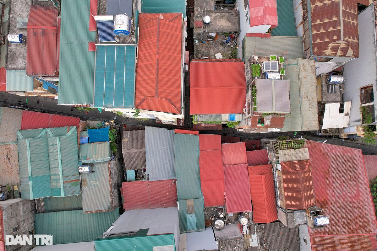 Con ngõ nhỏ chật chội sâu hun hút tại khu dân cư đông đúc thuộc phường Khương Trung (Thanh Xuân).