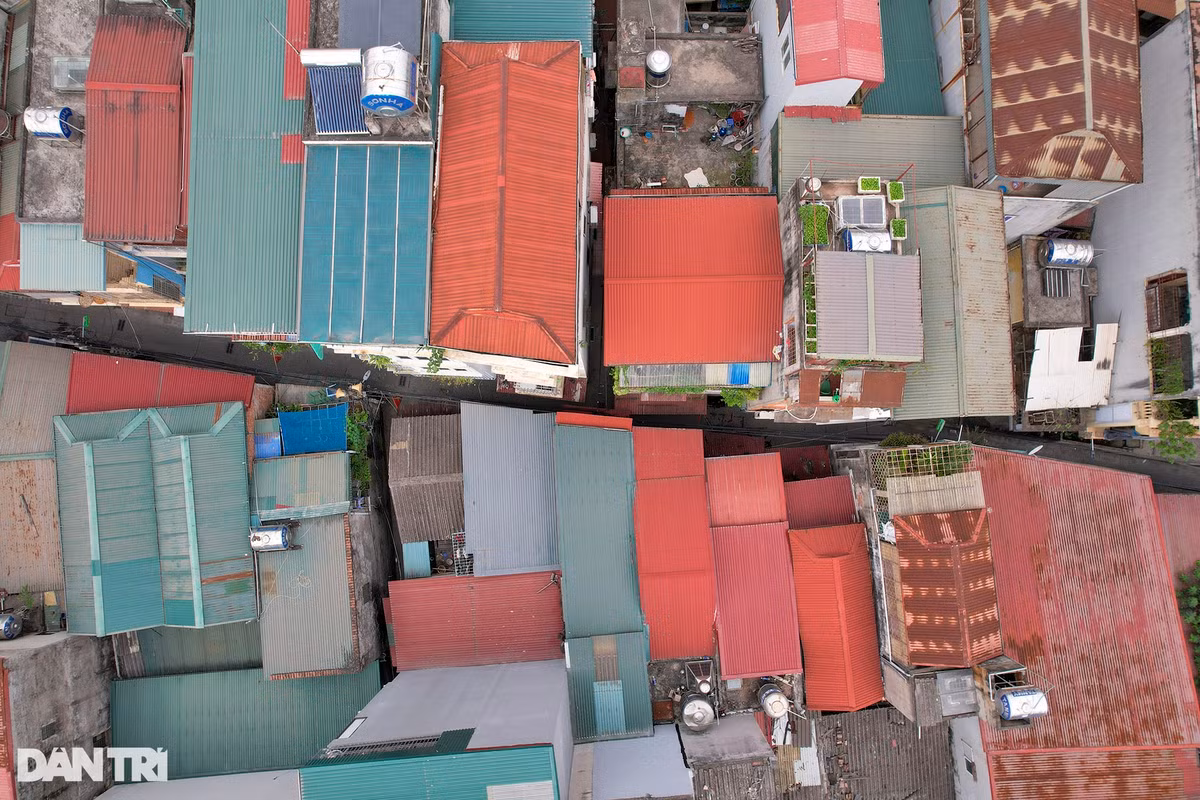 Con ngõ nhỏ chật chội sâu hun hút tại khu dân cư đông đúc thuộc phường Khương Trung (Thanh Xuân).