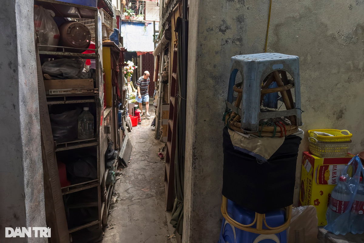Một khu dân cư trong ngõ nhỏ hẹp tại phố Cầu Gỗ (Hoàn Kiếm), các loại đồ đạc phải để tràn ra lối đi, cầu thang để tận dụng không gian còn trống.