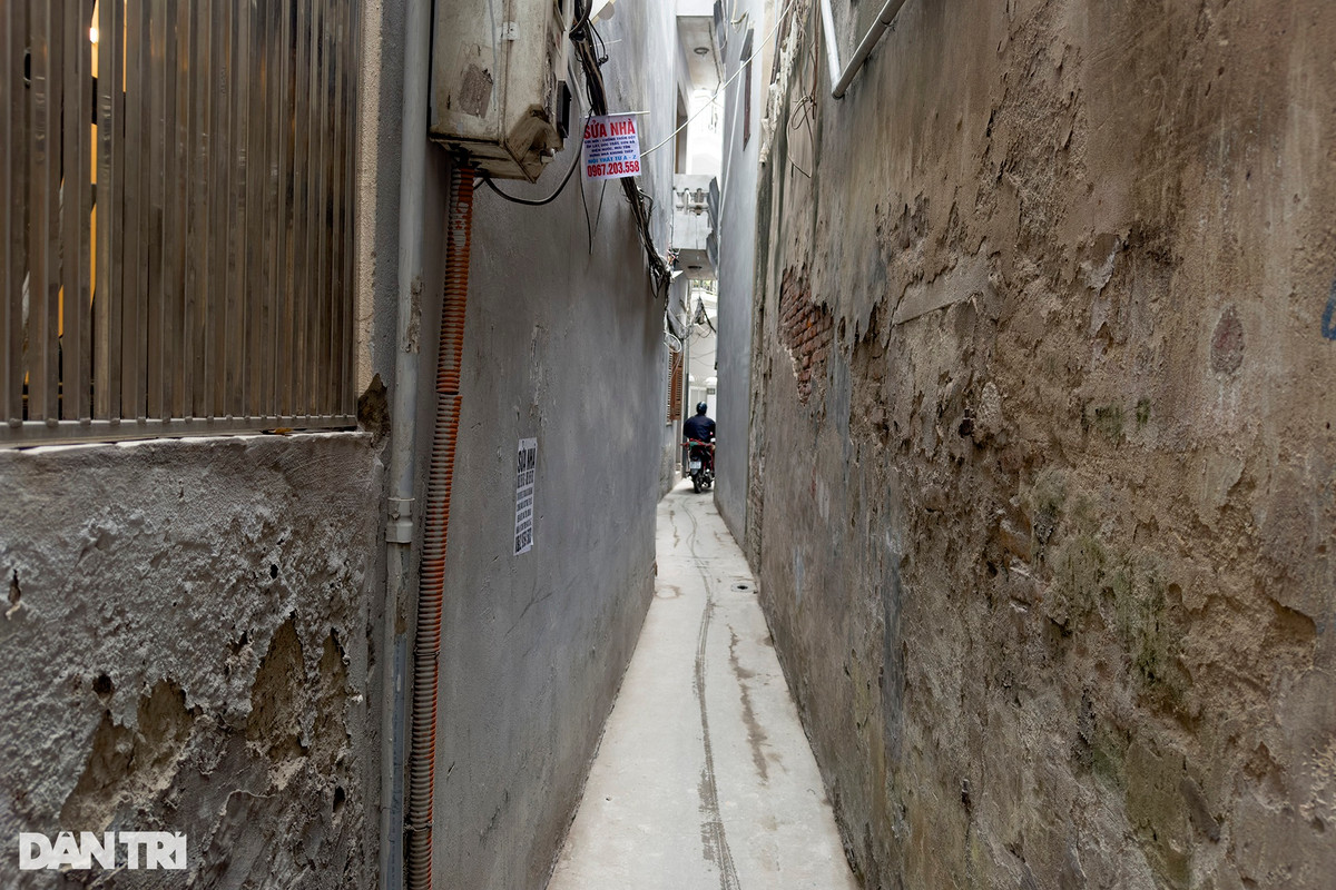 Những ngách nhỏ chỉ vừa một người đi ở thủ đô Hà Nội có rất nhiều, hai xe không thể tránh được nhau. Trong ảnh là một ngách nhỏ tại ngõ Văn Hương (Đống Đa).