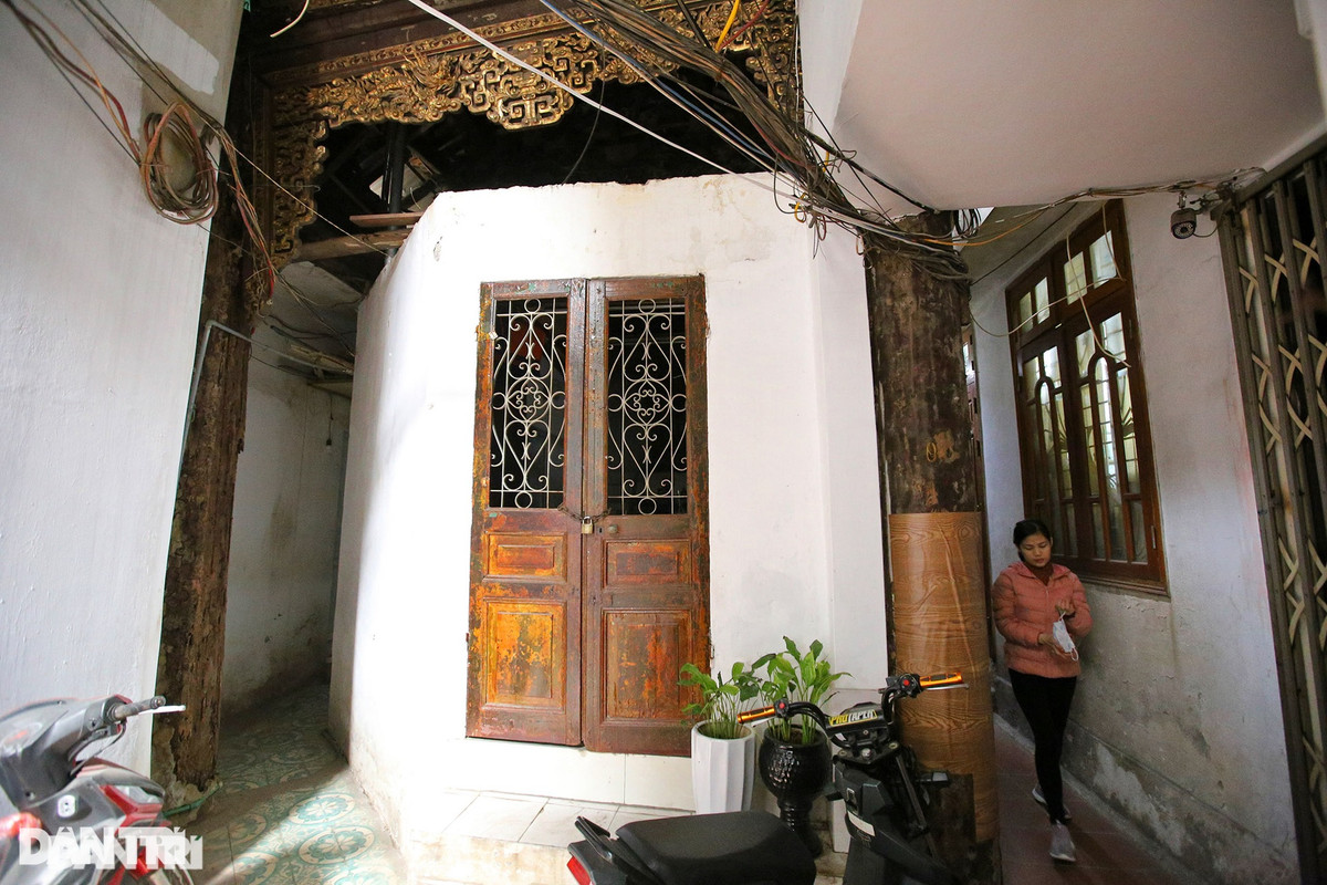 Cũng nằm trong khu phố cổ, có đình Trương Thị thờ ông tổ nghề kim hoàn nằm lọt thỏm giữa hàng chục hộ dân đang sinh sống tại số 50 Hàng Bạc (Hoàn Kiếm). Có rất ít người biết đến sự tồn tại của di tích cổ này, khi tọa lạc ở vị trí rất khó phát hiện.