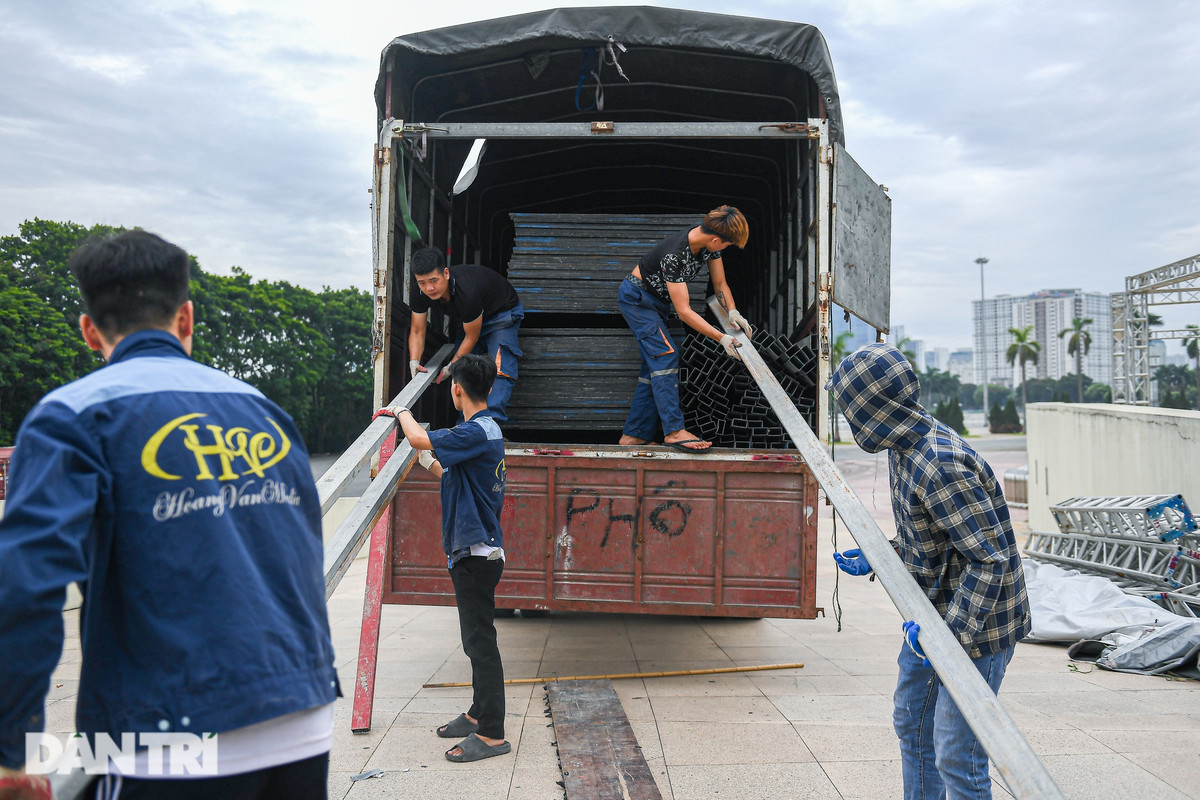 Thông tin Blackpink tới Việt Nam biểu diễn đã thu hút sự quan tâm của khán giả yêu nhạc trẻ xứ Hàn. Theo ghi nhận của phóng viên Dân trí, sáng 18/7, có khoảng hơn 10 người đang vận chuyển vật liệu phụ kiện để lắp ráp khung rạp bên phía trong sân vận động Mỹ Đình.