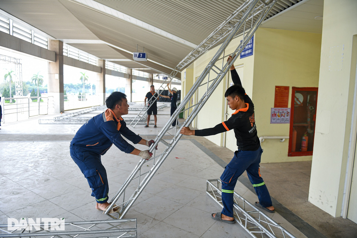 Theo kế hoạch, 4 cô gái nhóm nhạc Blackpink chính thức đến Hà Nội và có đêm diễn vào ngày 29/7 và 30/7. Các công nhân đang gấp rút hoàn thiện các hạng mục phía bên ngoài sân vận động Mỹ Đình.