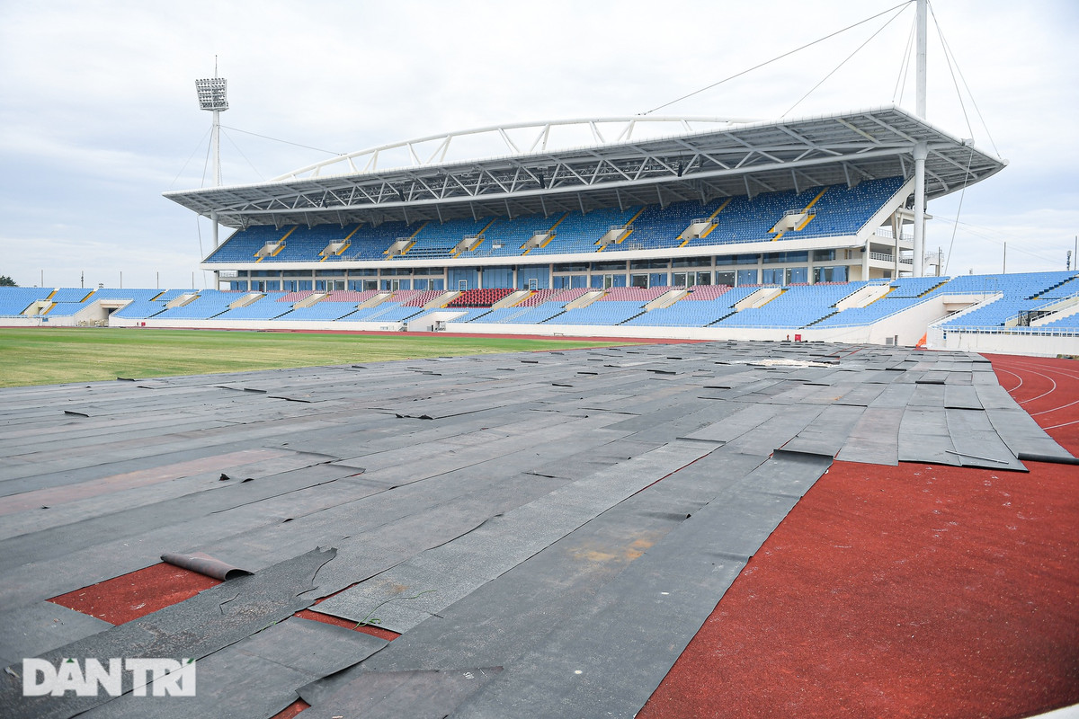 Bên trong sân vận động Mỹ Đình được trải một lớp thảm.