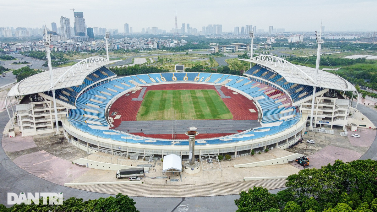 Theo YG Entertainment (đơn vị quản lý Blackpink), Hà Nội sẽ là điểm dừng chân cuối cùng của nhóm tại châu Á trong khuôn khổ chuyến lưu diễn vòng quanh thế giới Born Pink. Đồng thời, đơn vị tổ chức khẳng định trang thiết bị của đêm diễn sẽ được vận chuyển từ Hàn Quốc, Thái Lan để đảm bảo chất lượng. Trong ảnh là toàn cảnh sân vận động Mỹ Đình nơi diễn ra đêm nhạc của nhóm Blackpink.