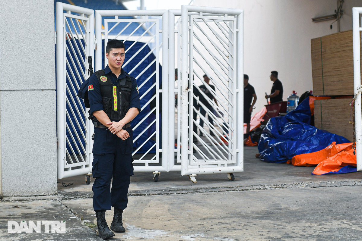 Ngay từ hôm nay lực lượng an ninh đã có mặt và chia thành hai lớp bảo vệ, vòng ngoài và bên trong sân vận động Mỹ Đình.