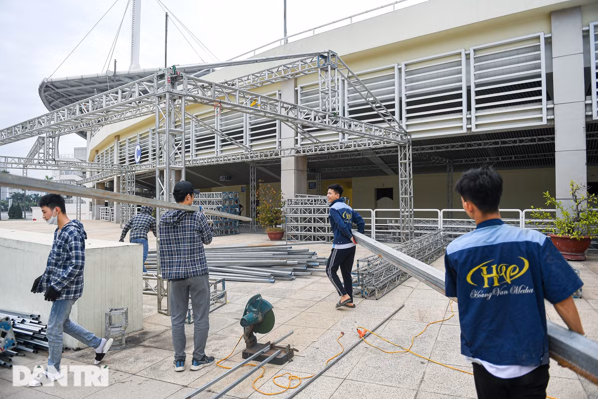 Theo một công nhân ở đây, cng việc này là để chuẩn bị cho đêm diễn của Blackpink sắp tới. Thời gian gấp nên công việc cũng cần chuẩn bị nhanh chóng.