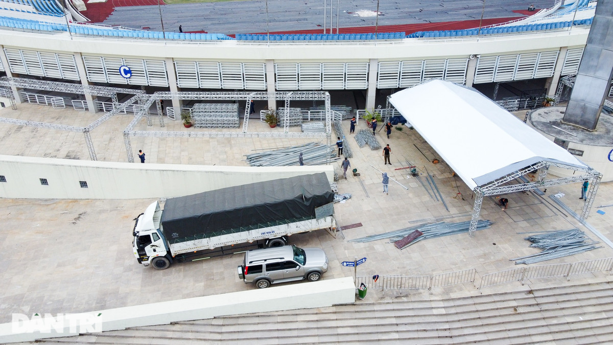 Các khung rạp được cho là chỗ xếp hàng kiểm soát vé lên khán đài đang được lắp ráp.