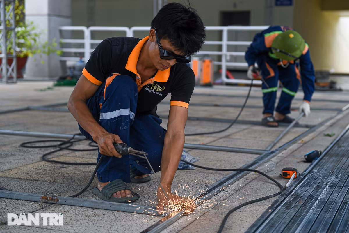 Không khí làm việc của các công nhân tất bật chuẩn bị cho đêm diễn được giới trẻ mong chờ.