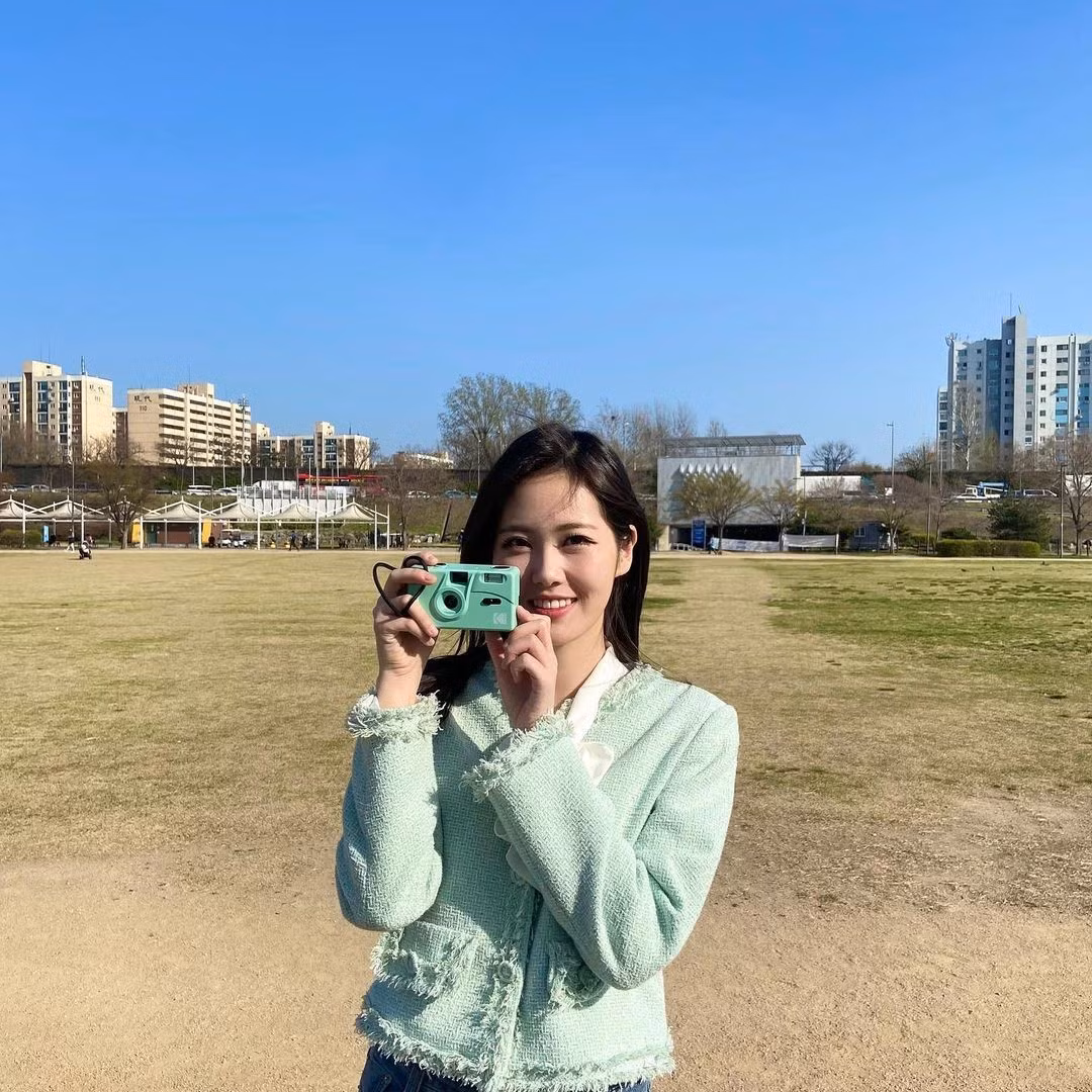 Khi qua đời, Lee Yeon Je là phóng viên của bộ phận tin tức MBN. Do bị bệnh, thời gian qua người đẹp tạm nghỉ để chăm sóc sức khỏe. Cô được đồng nghiệp tận tình giúp đỡ.