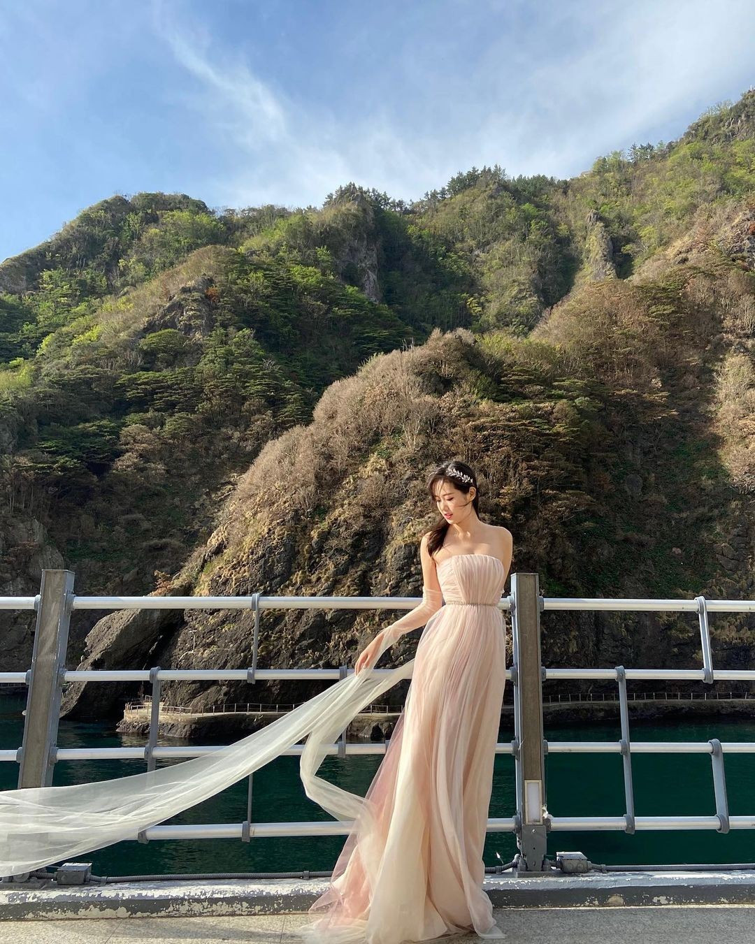 Trên sóng truyền hình, Lee Yeon Je ghi điểm bởi sự thanh lịch, duyên dáng và lối dẫn dắt thông minh.