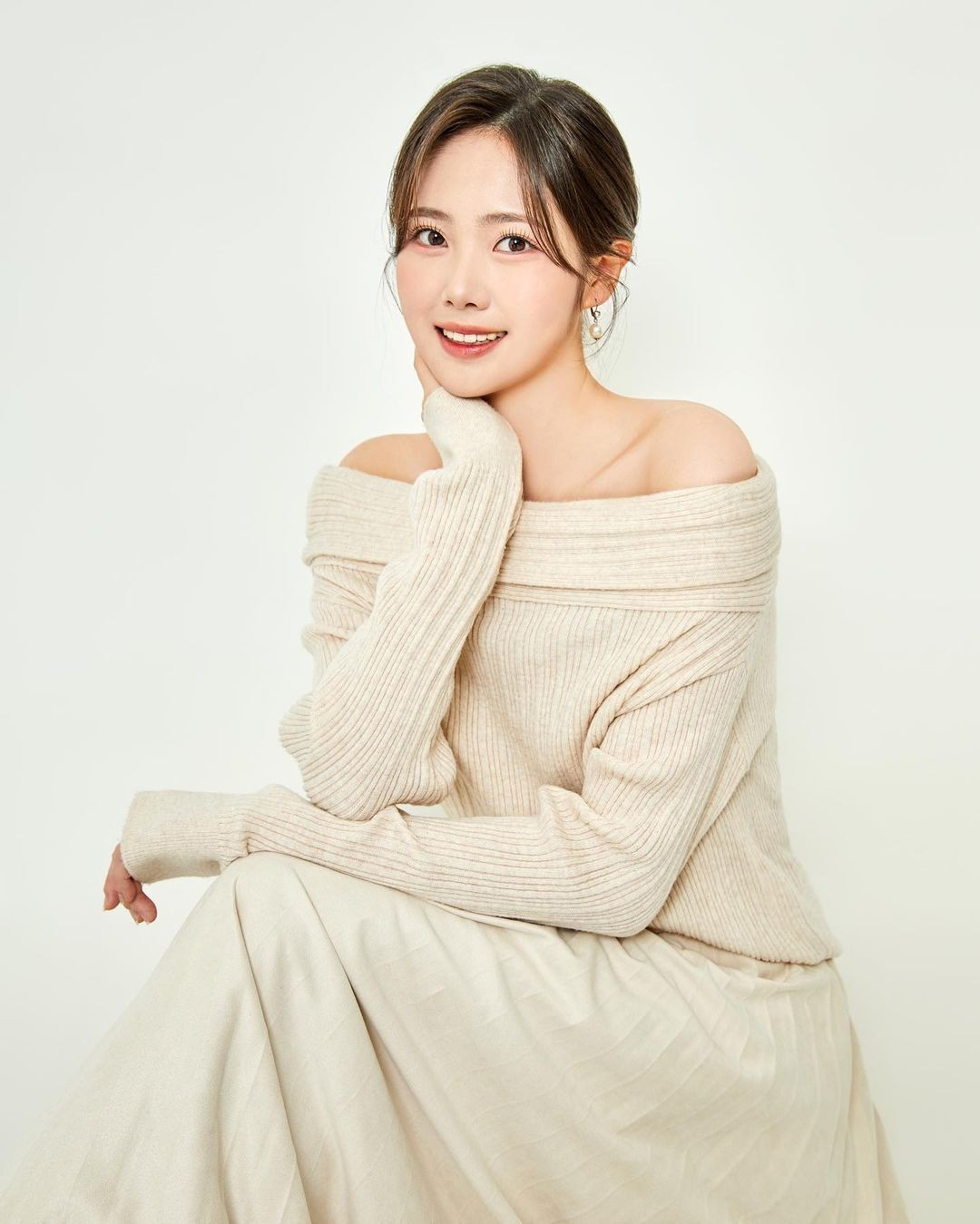 Lee Yeon Je sinh năm 1996, là người chiến thắng cuộc thi Hoa hậu Hàn Quốc Daegu năm 2020. Người đẹp có nhan sắc ngọt ngào, trong sáng, chiếm cảm tình của công chúng.