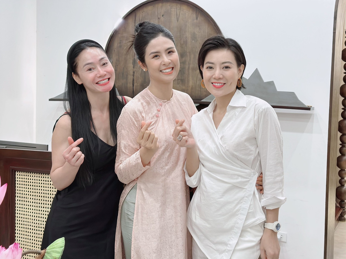 Ngoài mẹ chồng, Phương Oanh còn chuẩn bị áo dài cho cả diễn viên Quách Thu Phương và diễn viên Thanh Hương – hai khách mời quan trọng trong ngày vui của mình. Cả ba từng tham gia đóng trong cùng nhiều bộ phim và có mối quan hệ thân thiết ngoài đời.