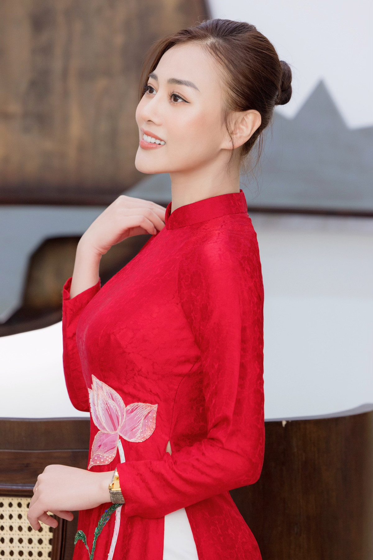 Phương Oanh và doanh nhân Hòa Bình (shark Bình) đã đăng ký kết hôn vào ngày 15/6 tại Phủ Lý, Hà Nam – quê nhà của cô dâu. Chuyện tình cảm của cặp đôi gặp nhiều sóng gió khi lộ ảnh hẹn hò vào tháng 8/2022. Thời điểm đó, Shark Bình và vợ cũ vẫn chưa hoàn tất thủ tục ly hôn dù đã không còn chung sống nhiều năm. Điều này khiến Phương Oanh bị công chúng chỉ trích.