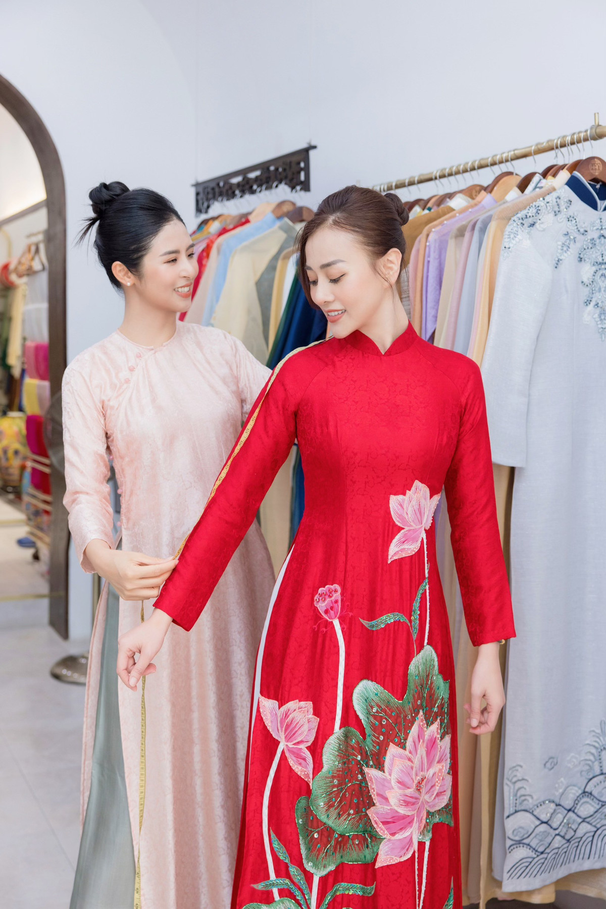 Phương Oanh cho biết cô muốn mặc áo dài lấy cảm hứng từ sen - loài hoa đặc trưng của mùa hè, biểu tượng cho vẻ đẹp bình dị. Người đẹp dự định sử dụng 3 bộ áo dài bằng chất liệu lụa cho ngày trọng đại.