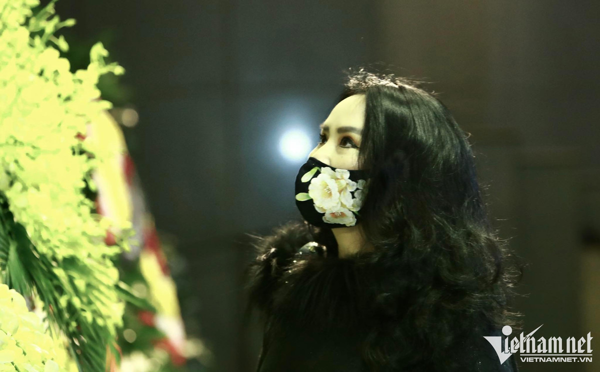 Nghệ sĩ, nhà giáo nhân dân Thái Thị Liên sinh năm 1918, từng là Chủ nhiệm Khoa Piano đầu tiên của Học viện Âm nhạc Quốc gia Việt Nam. Bà là người thầy dạy đầu tiên và cũng là người truyền đam mê âm nhạc cho hai con là GS. TS. NGND. Trần Thu Hà và NSND Đặng Thái Sơn - nghệ sĩ piano số 1 Việt Nam. Nghệ sĩ Thái Thị Liên qua đời tại nhà riêng vào sáng 31/1, hưởng thọ 106 tuổi. Lễ tang của NSND Thái Thị Liên diễn ra sáng 4/2 có rất đông nghệ sĩ đến viếng, trong số này có nhiều thế hệ lãnh đạo, nghệ sĩ trưởng thành từ Học viện Âm nhạc Quốc gia Việt Nam. Riêng NSND Đặng Thái Sơn tiễn biệt mẹ trong giai điệu bản Hành khúc tang lễ của Chopin. Ca sĩ Thanh Lam.