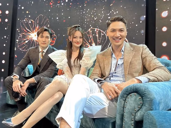 Thuỳ Anh khoe ảnh chụp cùng nam diễn viên Mạnh Trường và Đình Tú.