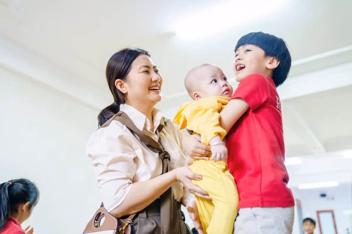 Diễn viên Ngọc Lan giản dị trong chuyến từ thiện tại trường học của con trai.