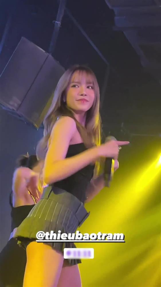 o sân khấu ở trên cao, loạt fancam của người hâm mộ quay từ dưới lên đã ghi lại toàn bộ những khoảnh khắc không hề đẹp mắt của nữ ca sĩ 9X.