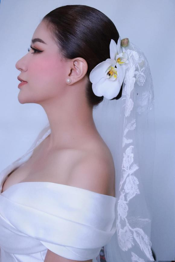 Cựu người mẫu tâm sự: "Ông xã tôi từ Mỹ về, không có nhiều thời gian nên chúng tôi chỉ muốn làm một buổi tiệc nhỏ để mọi người có thể trò chuyện, tâm tình chứ không định tốn tiền tỷ làm một đám cưới linh đình, hoành tráng".