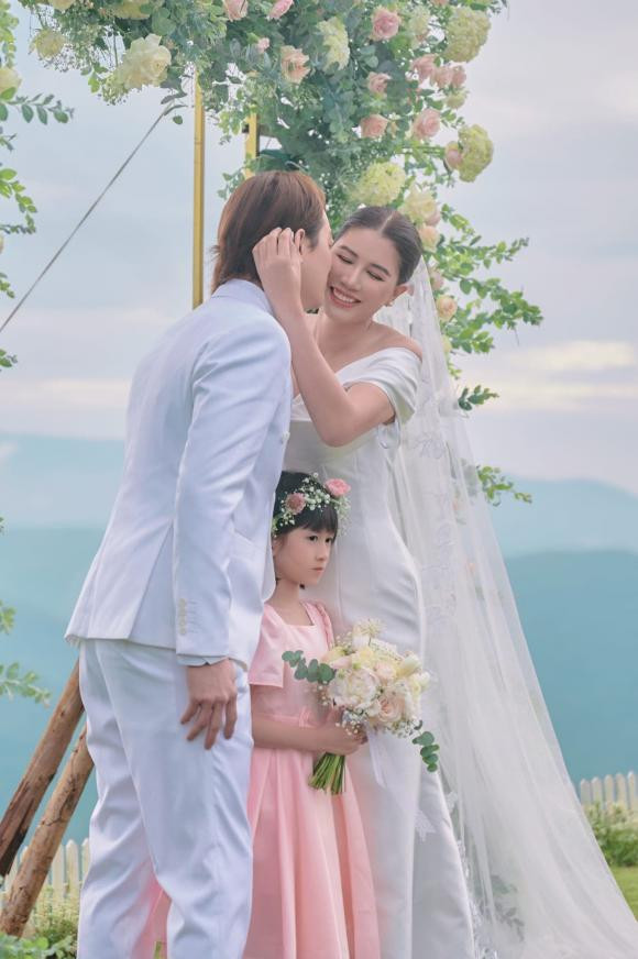 Cặp đôi hôn nhau đắm đuối.