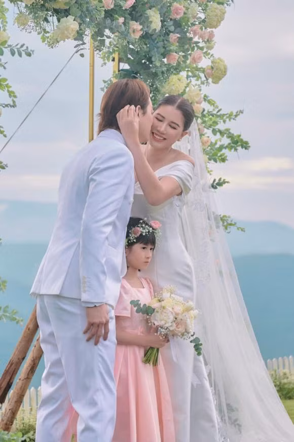 Cặp đôi hôn nhau đắm đuối.