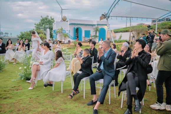 Trang Trần được con gái nắm tay đưa vào hôn lễ.