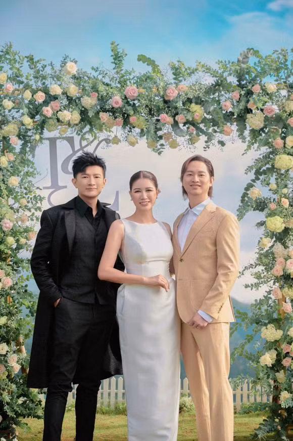 Ông xã Trang Trần là Louis Trần đã từ Mỹ về Việt Nam hôm 18/5 để cùng vợ chuẩn bị đám cưới. Vợ chồng Trang Trần muốn cùng nhau du lịch nước ngoài sau hôn lễ nhưng họ thay đổi kế hoạch vì kẹt lịch tổng kết năm học của con gái cưng. Sau hôn lễ ở Đà Lạt, khoảng giữa tháng 6, chồng Trang Trần về Mỹ.