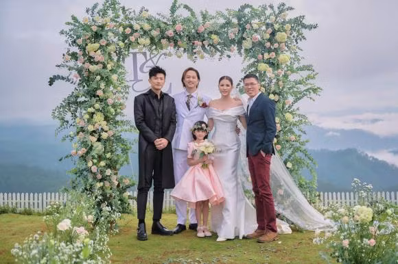 Chỉ 50 khách mời có mặt tại hôn lễ.