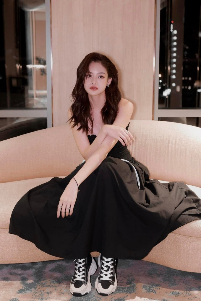 Bắt kịp trào lưu flex, diễn viên Thùy Anh kể ngày đầu tiên vào lớp 1 bị lên phòng hiệu trưởng vì vặt cây của trường và lớp 2 phải viết bản kiểm điểm vì đánh bạn trai chảy máu mũi.