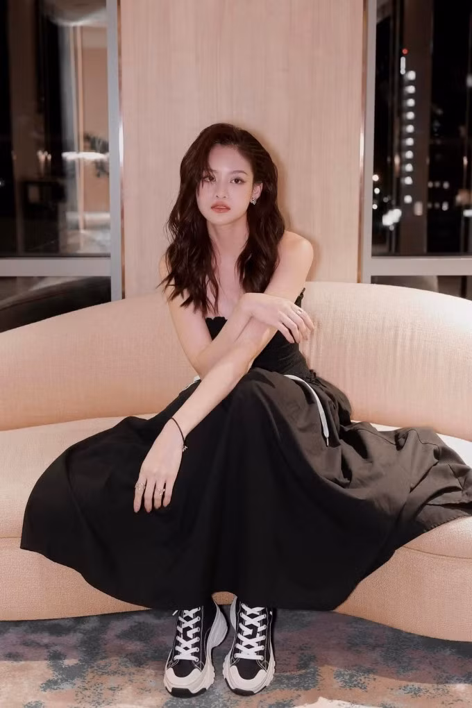 Bắt kịp trào lưu flex, diễn viên Thùy Anh kể ngày đầu tiên vào lớp 1 bị lên phòng hiệu trưởng vì vặt cây của trường và lớp 2 phải viết bản kiểm điểm vì đánh bạn trai chảy máu mũi.