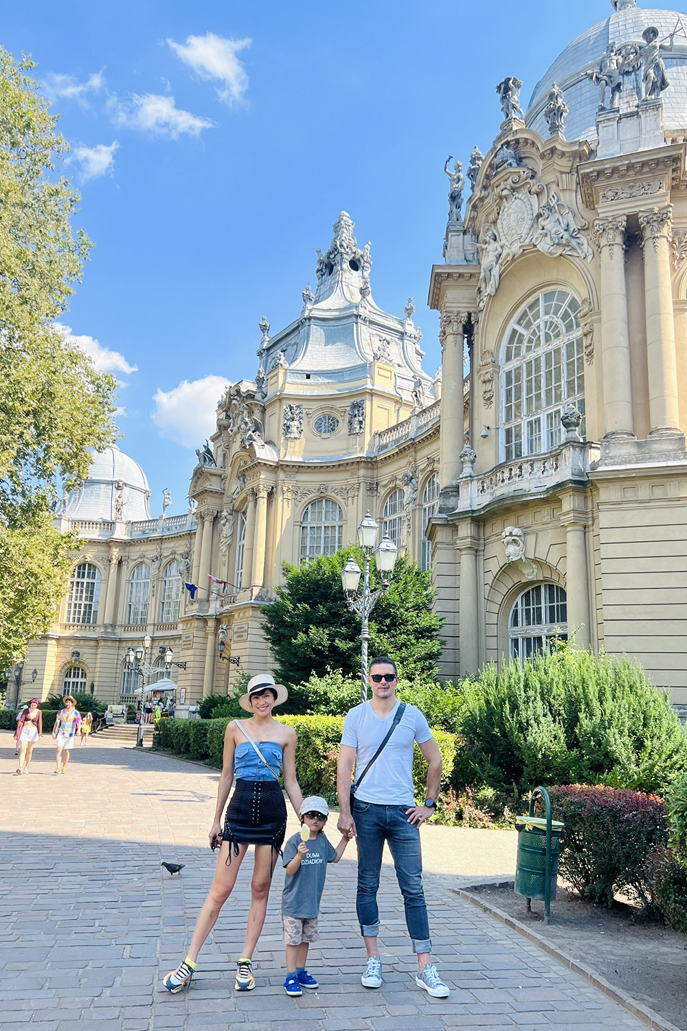 Gia đình Phương Mai hiện có chuyến du lịch dài ngày ở thành phố Budapest (Hungary), sau gần một tuần thăm gia đình chồng cô ở Ba Lan. Nữ MC lên lịch trình đưa con trai thăm những địa điểm du lịch và thưởng thức những món ăn nổi tiếng của địa phương. Trong ảnh, cậu bé cùng bố mẹ thăm lâu đài Vajdahunyad.