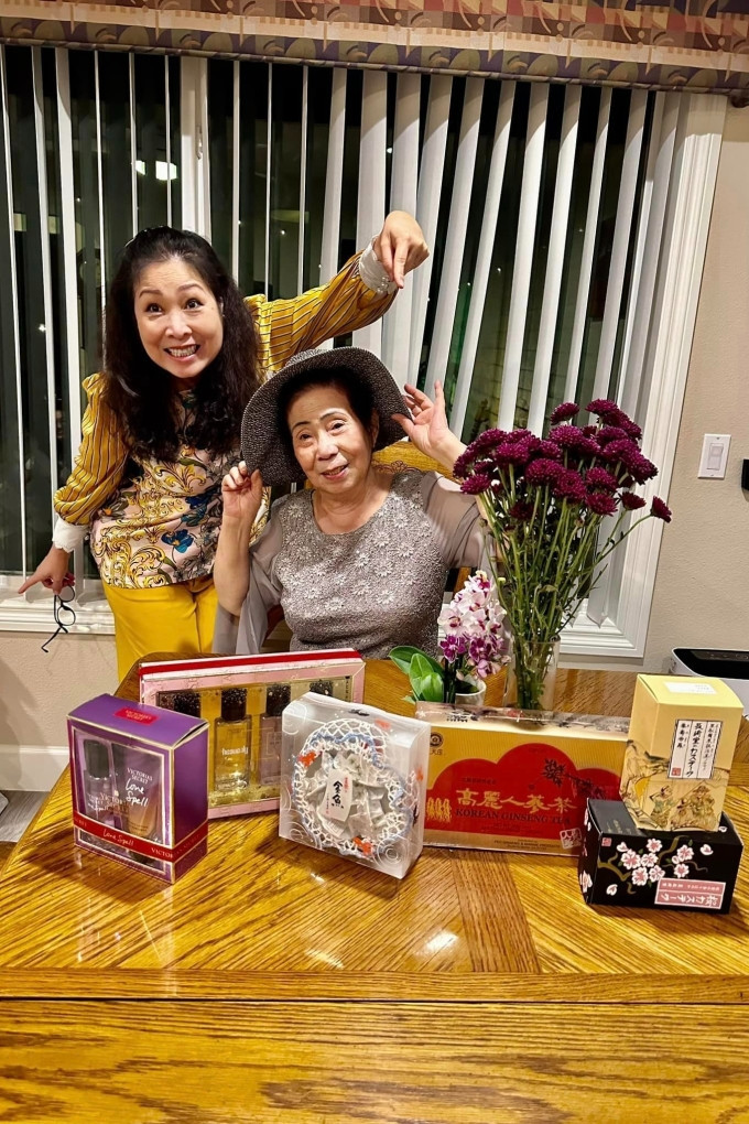 Làm tiệc sinh nhật cho mẹ ở Mỹ, NSND Hồng Vân thấy yêu đời khi nhìn mẹ cười vui trước các món quà. Chị ước đấng sinh thành luôn vui tươi, khỏe mạnh.