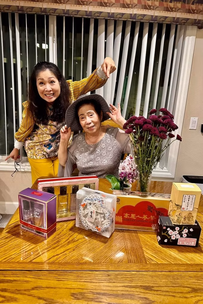 Làm tiệc sinh nhật cho mẹ ở Mỹ, NSND Hồng Vân thấy yêu đời khi nhìn mẹ cười vui trước các món quà. Chị ước đấng sinh thành luôn vui tươi, khỏe mạnh.