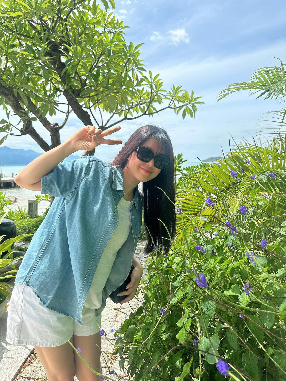 Diễn viên Lê Phương chia sẻ cứ được đi chơi là cô về với đúng tuổi thật.