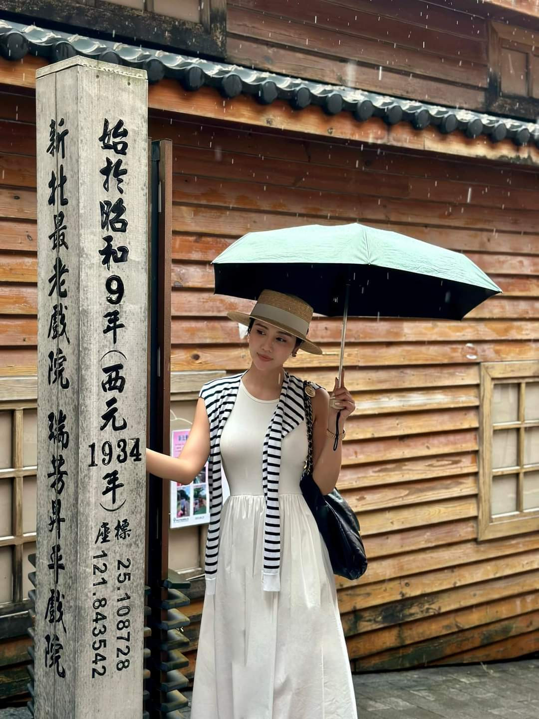 'Đón chào tháng mới bằng những cơn mưa bất chợt. Hãy thật yêu thương và dịu dàng với nhau nhé', diễn viên Phan Minh Huyền chia sẻ.