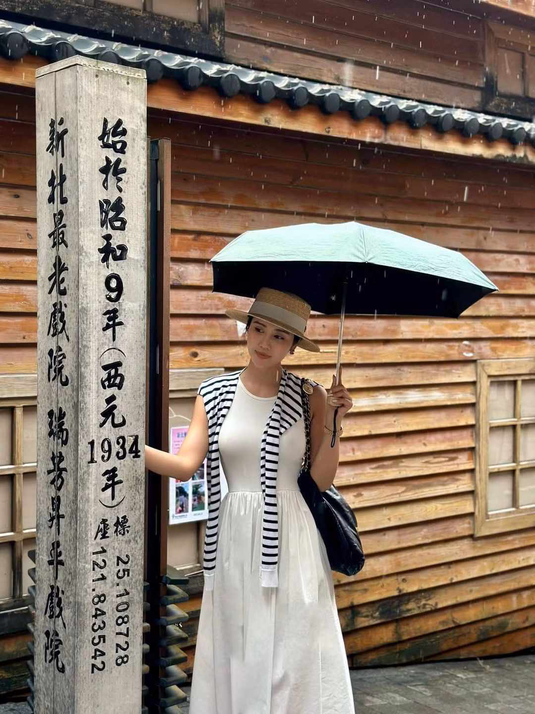 'Đón chào tháng mới bằng những cơn mưa bất chợt. Hãy thật yêu thương và dịu dàng với nhau nhé', diễn viên Phan Minh Huyền chia sẻ.