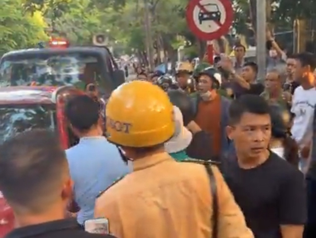 Hai Phong: Co gai tre vuot den do, co thu trong xe 2 gio