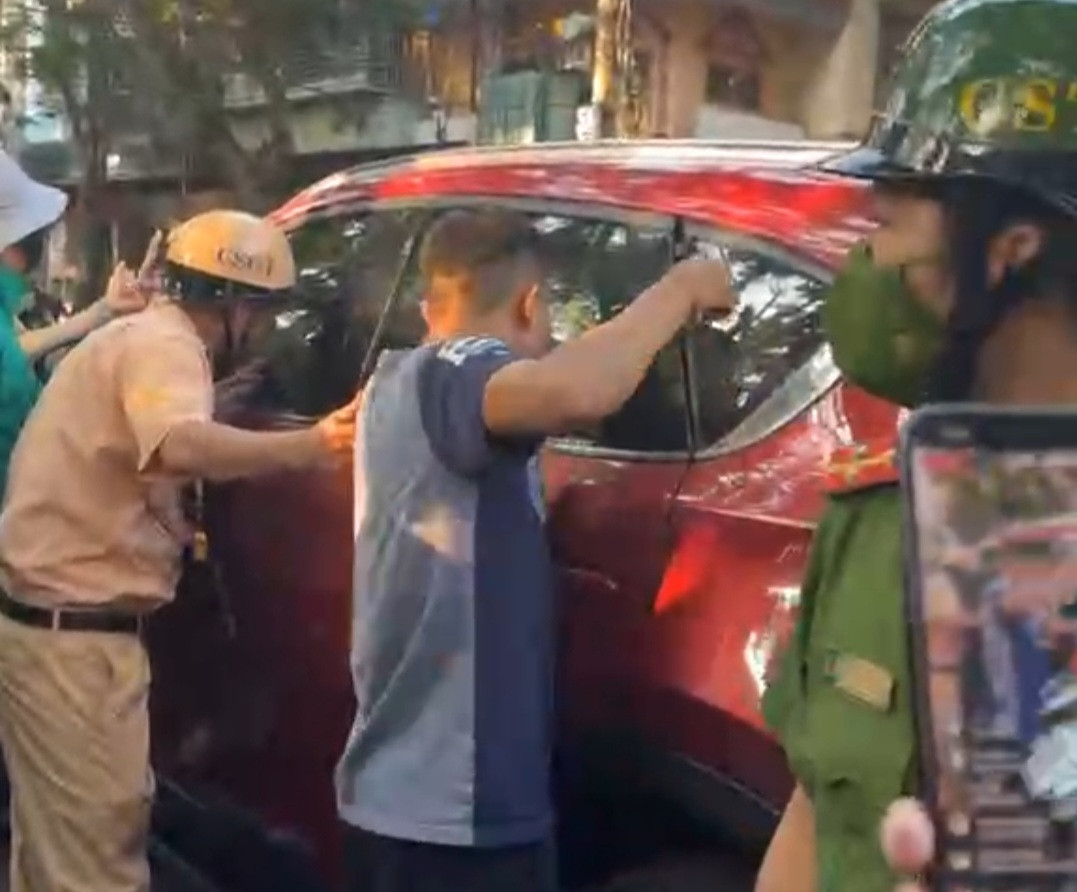 Hai Phong: Co gai tre vuot den do, co thu trong xe 2 gio-Hinh-4