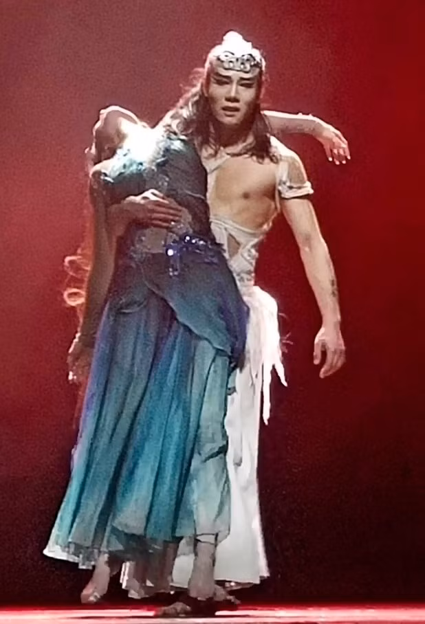 Dieu mua chim cong cua Duong Le Binh bi chi trich goi duc-Hinh-4