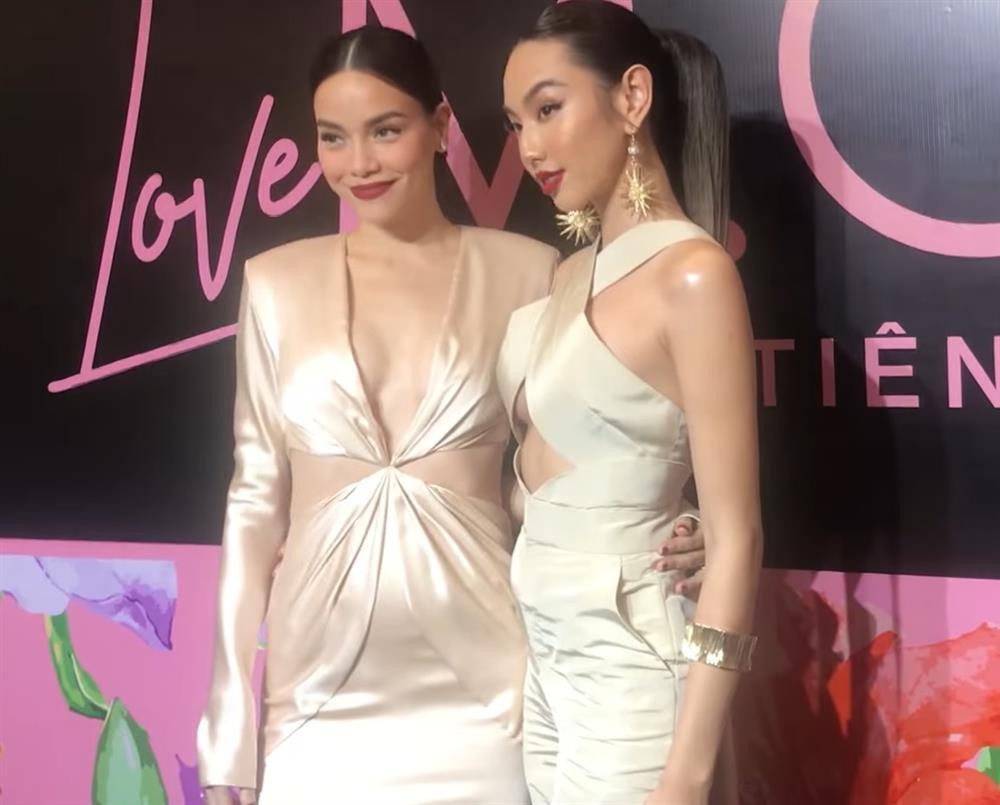 rong khi mẹ bỉm 3 con Hồ Ngọc Hà trang phục vẫn vô cùng thẳng thớm thì Thùy Tiên lại kém phần chỉn chu hơn.