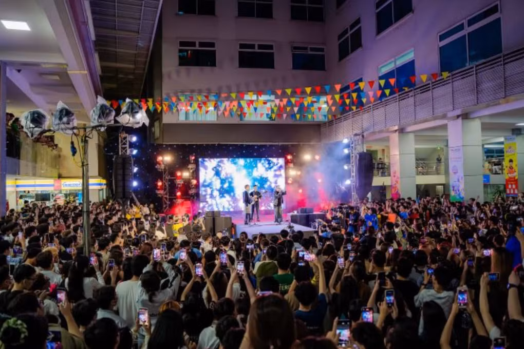 Cac truong chi tien ty moi ca si de thu hut tuyen sinh