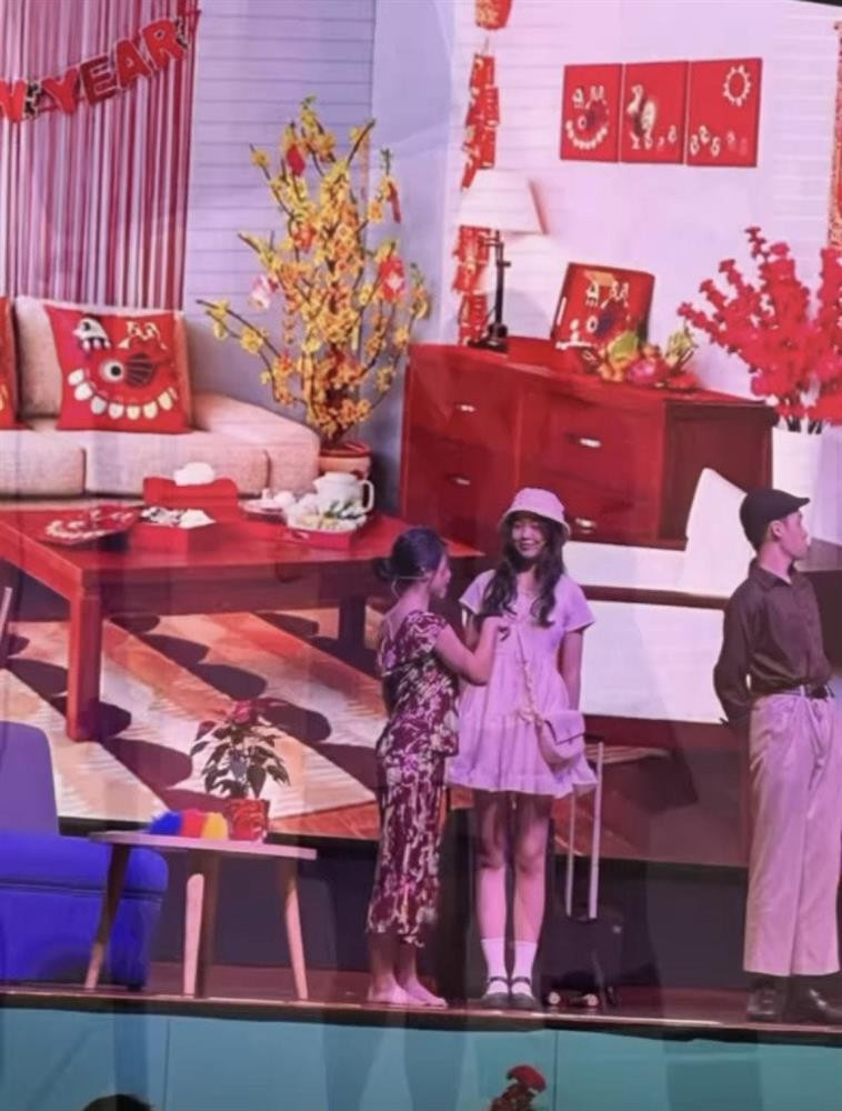 hậm chí Lọ Lem còn cao hơn bạn học một cái đầu. Ngoài sắc vóc trội bật và hoàn mỹ, cô bé còn có tình yêu với nghệ thuật, thích hát, trình diễn, làm MC. Lọ Lem thể hiện tài năng trong hoạt động ngoại khóa ở trường và nổi bật hơn bạn bè đồng trang lứa về chiều cao. Cô bé từng có màn trình diễn gây sốt trong bộ áo dài show diễn thời trang của trường.